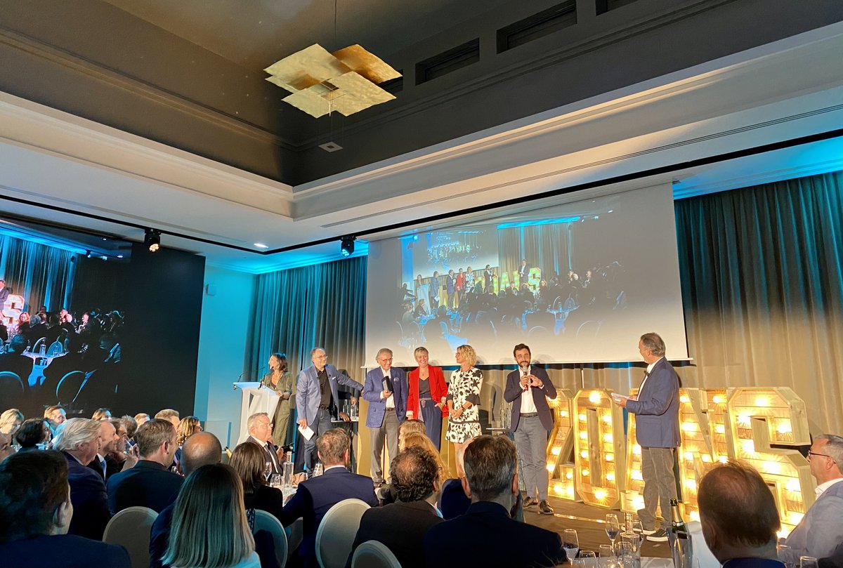 Félicitations à toute l'équipe <a href="/LesFurets/">lesfurets</a> pour avoir remporté le Trophée d'Or de la Communication, remit par <a href="/FrancisTeboul/">Francis Teboul</a> - Président Directeur Général <a href="/AF2A_Formation/">AF2A</a> lors de la 20ème cérémonie <a href="/Les_Trophees/">Trophées Assurance</a> ! #assurance