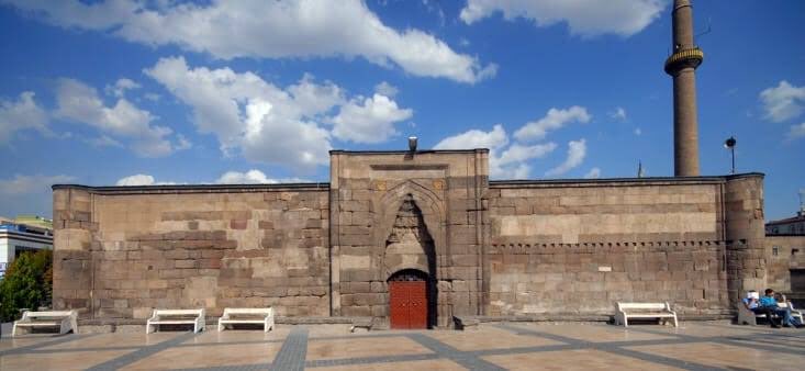 Başımızın eğildiğini görmek isteyen Hunat Camiiye gelebilir