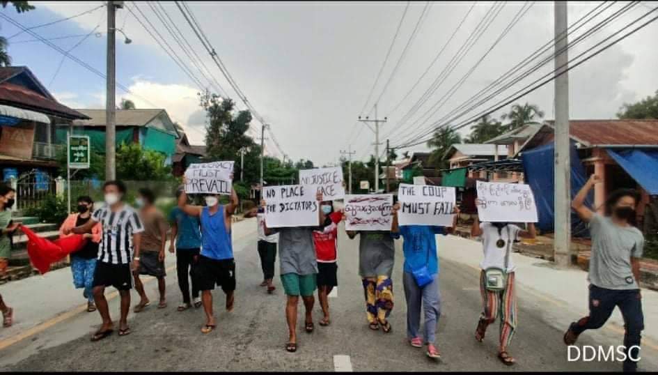 LeeDam_3's tweet photo. 8 months after military coup, ppl in #Longlone Tsp continued their anti-coup protest march despite the arrests.
#Oct1Coup 
#WhatsHappeningInMyanmar https://t.co/axa7ibQJPg