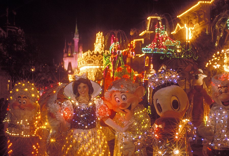 Disney_Timeline's tweet photo. 1991 - SpectroMagic debuts at The Magic Kingdom https://t.co/vIkoTm9clK