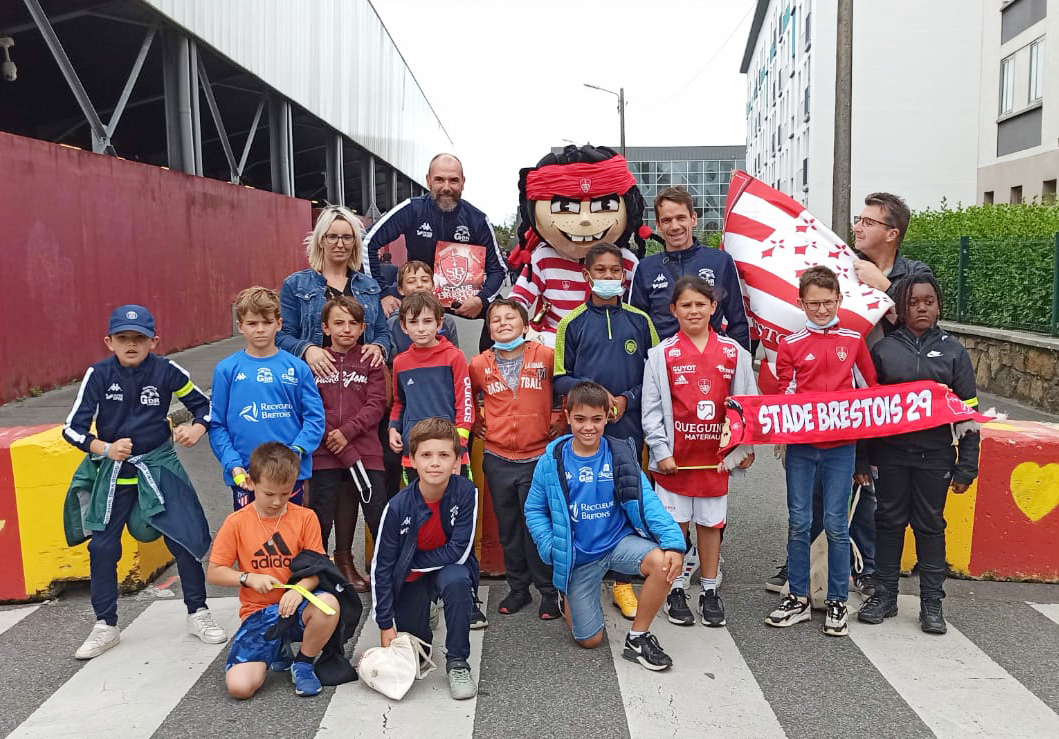 SB29's tweet photo. 😃 Dans le cadre du partenariat avec @LeTelegramme, la formation U11 des Gars du Reun, de Guipavas Football, était invitée au stade Francis-Le Blé lors du match Brest-Metz. L'occasion pour eux de montrer leur soutien aux Ty-Zefs ! #JouonsLocal 🔴⚪⚔ https://t.co/CX6txT2bkt