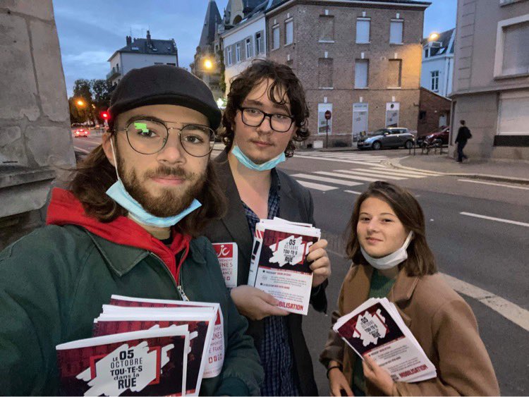 JCdu80's tweet image. Tractage de bon matin devant le lycée, + 4 adhésions 💪