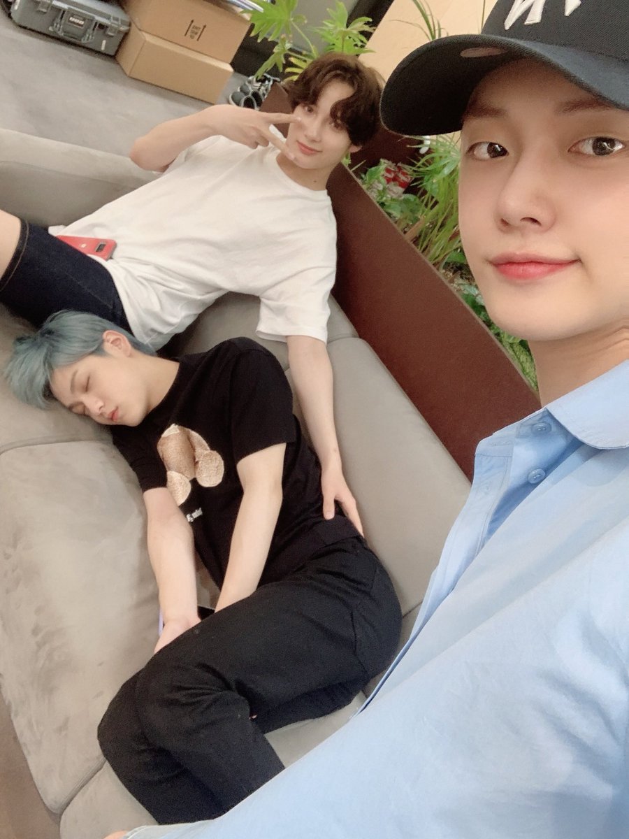 cnvfd_txt's tweet photo. 엠씨 첫날에 신나서 돌핀짤 보정별로 줍던거 긴장풀려 잠들었던 뚜비니 펜 물고 열심히 연습하던 뚜비니가 아직도 생생한데 벌써 마지막이라니 🥺 진짜 수고많았어! ˃̣̣̥᷄⌓˂̣̣̥᷅ #사계절을_함께한_수빈아_수고했어
#콩하고_나타난_엠씨수빈_수고했어
#WellDoneMCSoobin https://t.co/57KrMgG01v