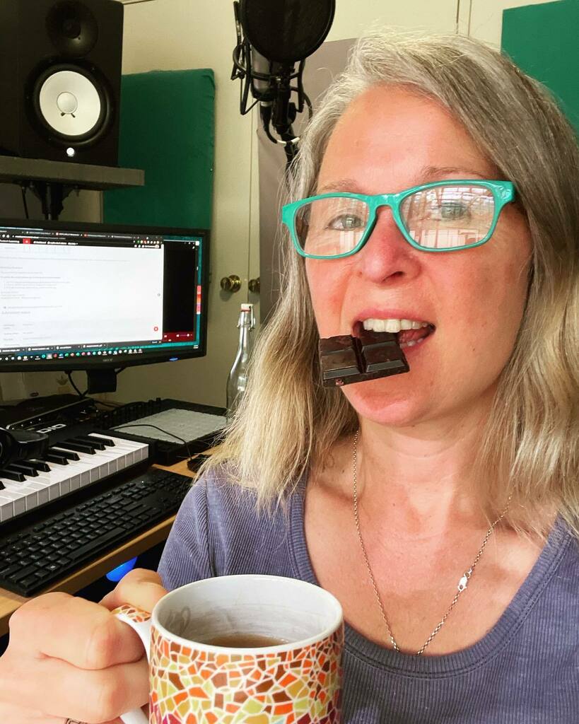 sulijo's tweet image. Another one down. Feels good, tastes good… #unilife #assignmentsubmitted #chocolatereward #soundstudent
