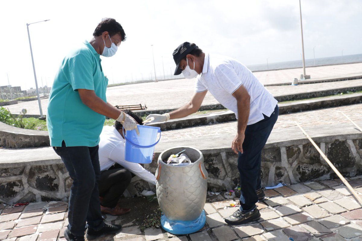 collectorgirsom's tweet photo. તારીખ 01.10.2021 થી 31.10.2021 દરમ્યાન #CLEANINDIADRIVE અંતર્ગત આજ રોજ વેરાવળ ચોપાટી વ���સ્તારમાં સફાઈ કામગીરી અભિયાનમાં જોડાયેલ.@CMOGuj @InfoGirsomnath https://t.co/JsOmrrIfky