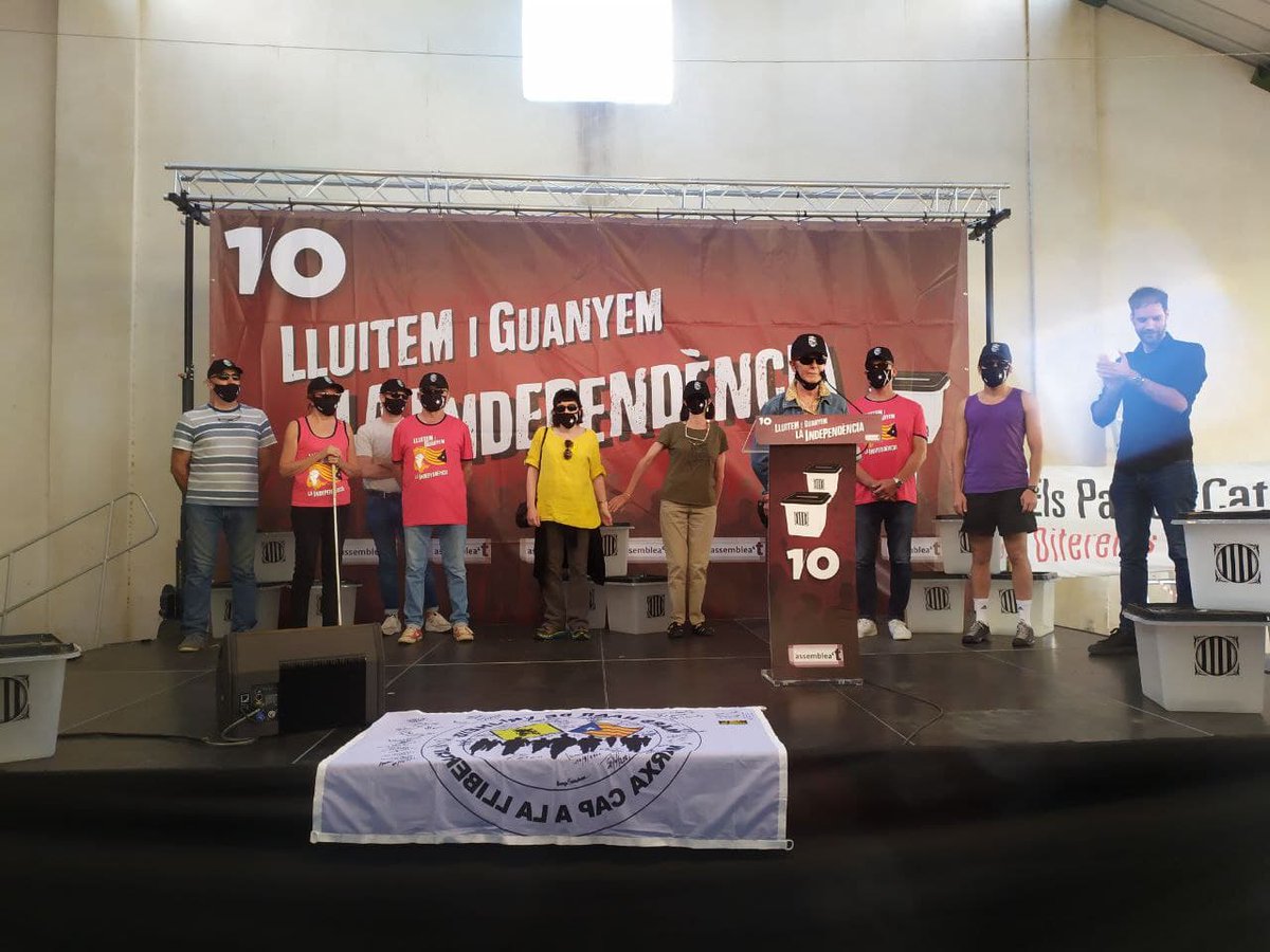 assemblea's tweet photo. ⬛️⬜️📷 Pugen a l'escenari un un grup de persones que se la van jugar l’estiu de 2017 i el propi 1 d’Octubre per a que tothom pugués votar. Algunes de tantes persones que van ajudar a fer possible el referèndum des de la Catalunya Nord. Gràcies! 
#LluitemiGuanyem  #independència https://t.co/a8OYUia7GZ