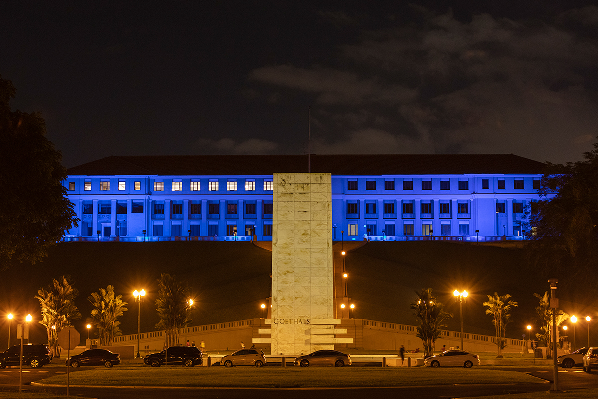 El Edificio de la Administración del Canal de Panamá se iluminó de azul ...