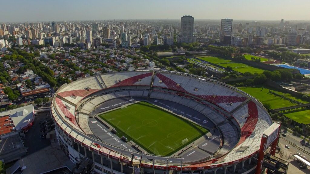 ruizmadachi92's tweet photo. El domingo estaremos acá en la cancha del 'Millonario' para vivir el #Superclásico @RiverPlate @BocaJrsOficial en la vuelta del público a la @LigaAFA en la pantalla de @ESPNColombia @ESPNChile @ESPNPeru #graciasdios #RM92 #🥥❤ https://t.co/u8LGqgmo35