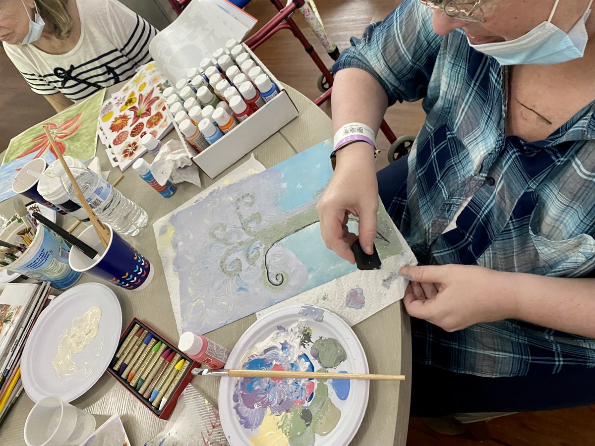 Caring_House's tweet photo. Our guests come to us after receiving a difficult diagnosis. Art therapy is just one of the many ways #CaringHouse lifts guests up by providing an outlet for self-expression and for making new friends that understand exactly what you're going through. #healingjourney 🏡💕🎨 https://t.co/2g9h8dDas5