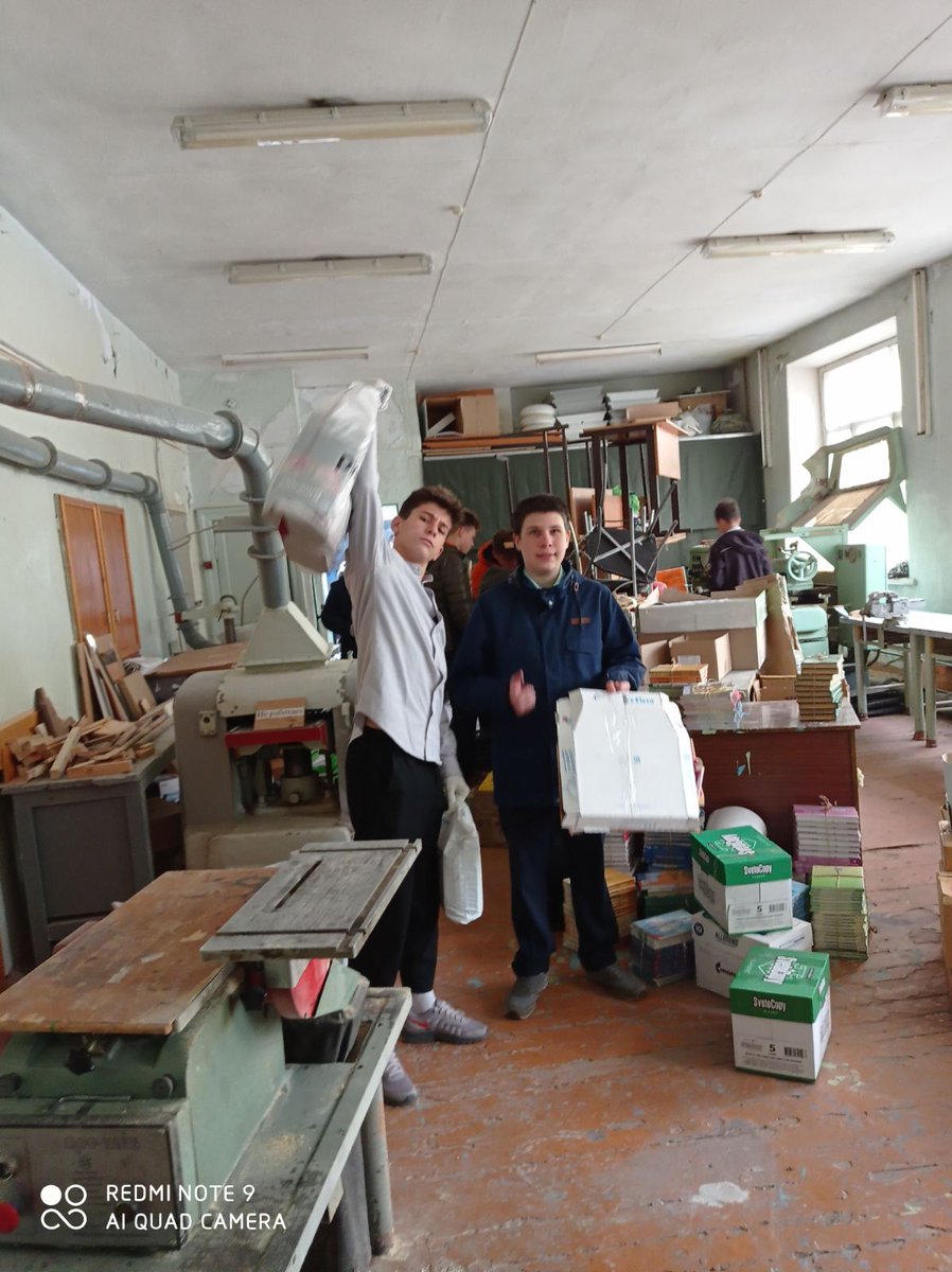 И так, макулатура сдана и отправлена на переработку.Погрузка оказалась весьма полезным делом, ребята даже немного почитали! Тех, кто принимал участие в сборе ждут дипломы и памятные подарки.