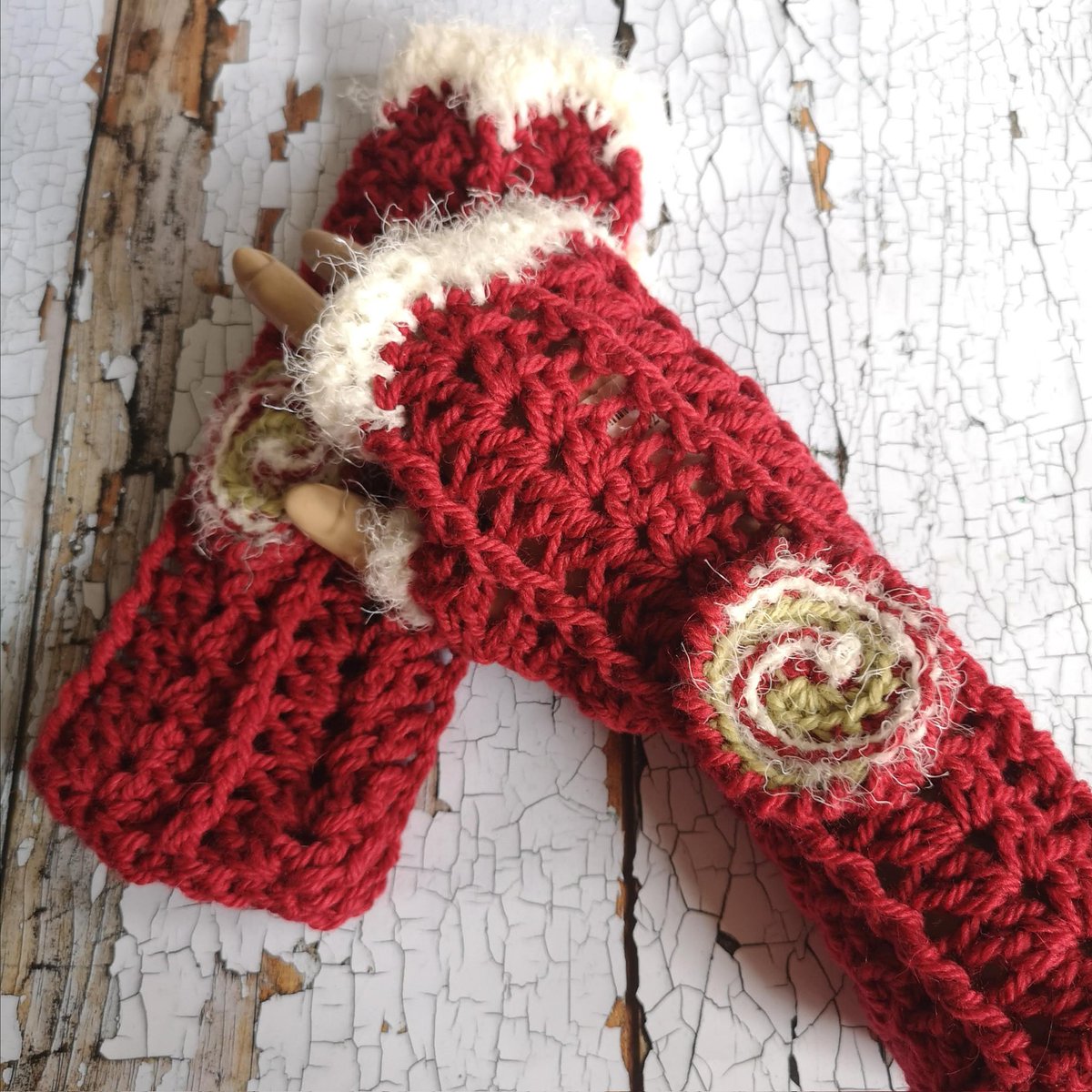 Happy #WorldHandmadeDay It's a typical Autumn day here, blustery, chilly, sunny one minute showers the next... Perfect weather for my snug  handwarmers!
folksy.com/items/7583641-…  #crochet #HandmadeHour #mhhsbd #Autumnvibes