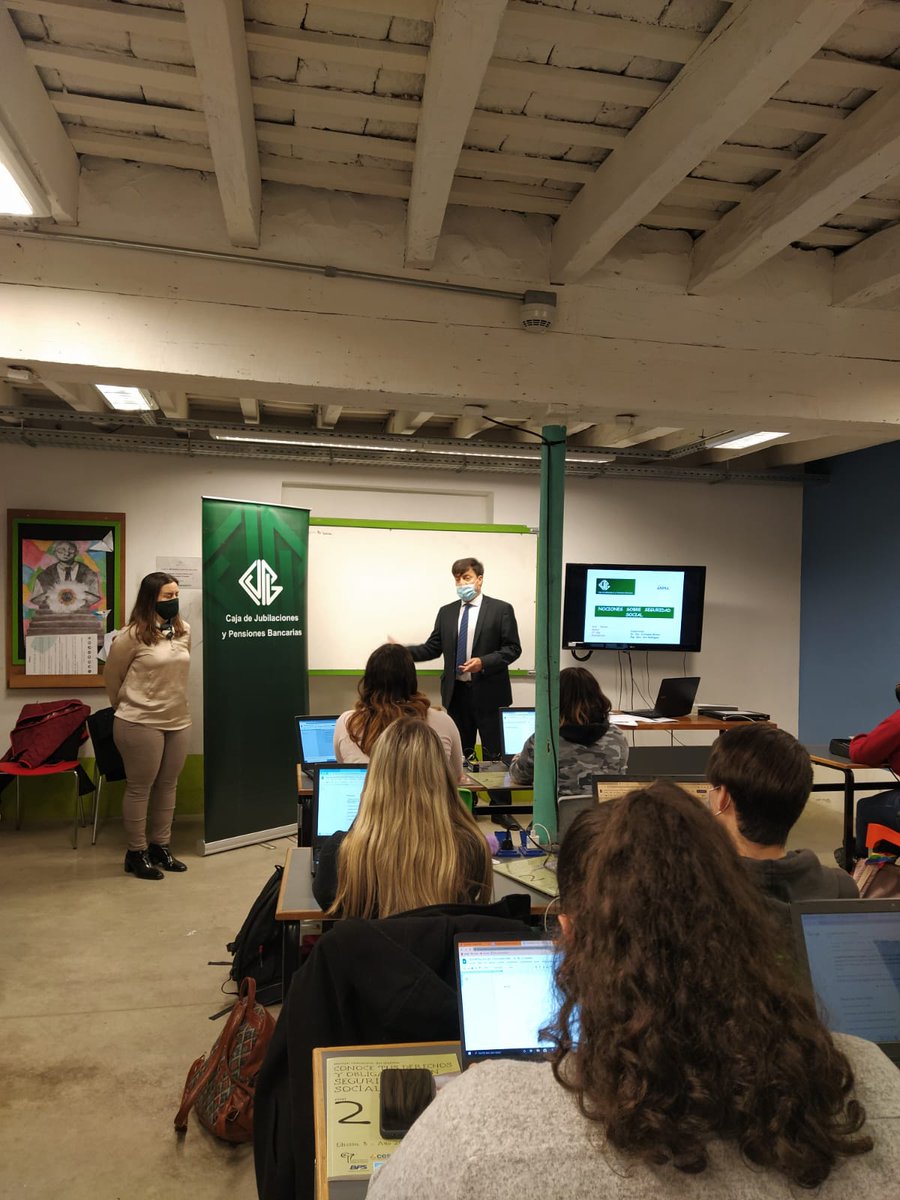 animadual's tweet photo. Ayer nos visitaron de la Caja de Jubilaciones y Pensiones Bancarias, 5º de Administración los esperó con muchas preguntas. 

Gracias por la clase 😀 y a la profe Silvanna de Legislación.

@cjpb_uy https://t.co/wJaXNTuBHd