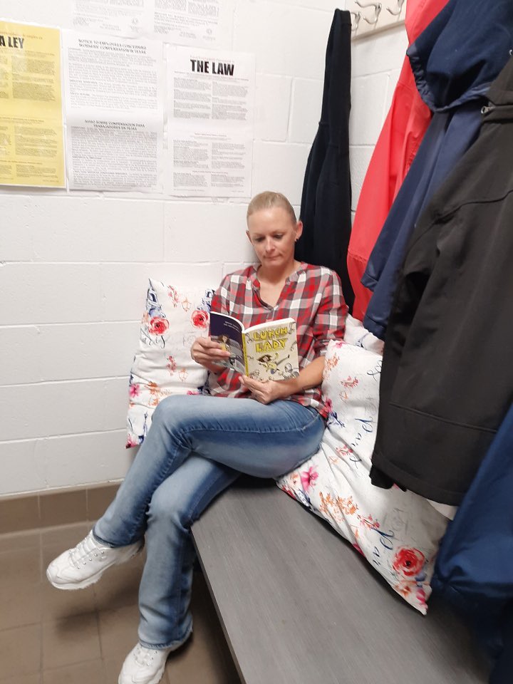 tstxjen's tweet photo. Even our Hildebrandt Cafeteria Manager joined in on the fun! #Read3Readin #HEB #HildeReads #HildeJoy #Hildebrandt #kleinisdfood #HildeLibrary https://t.co/fpCsPqfKtl