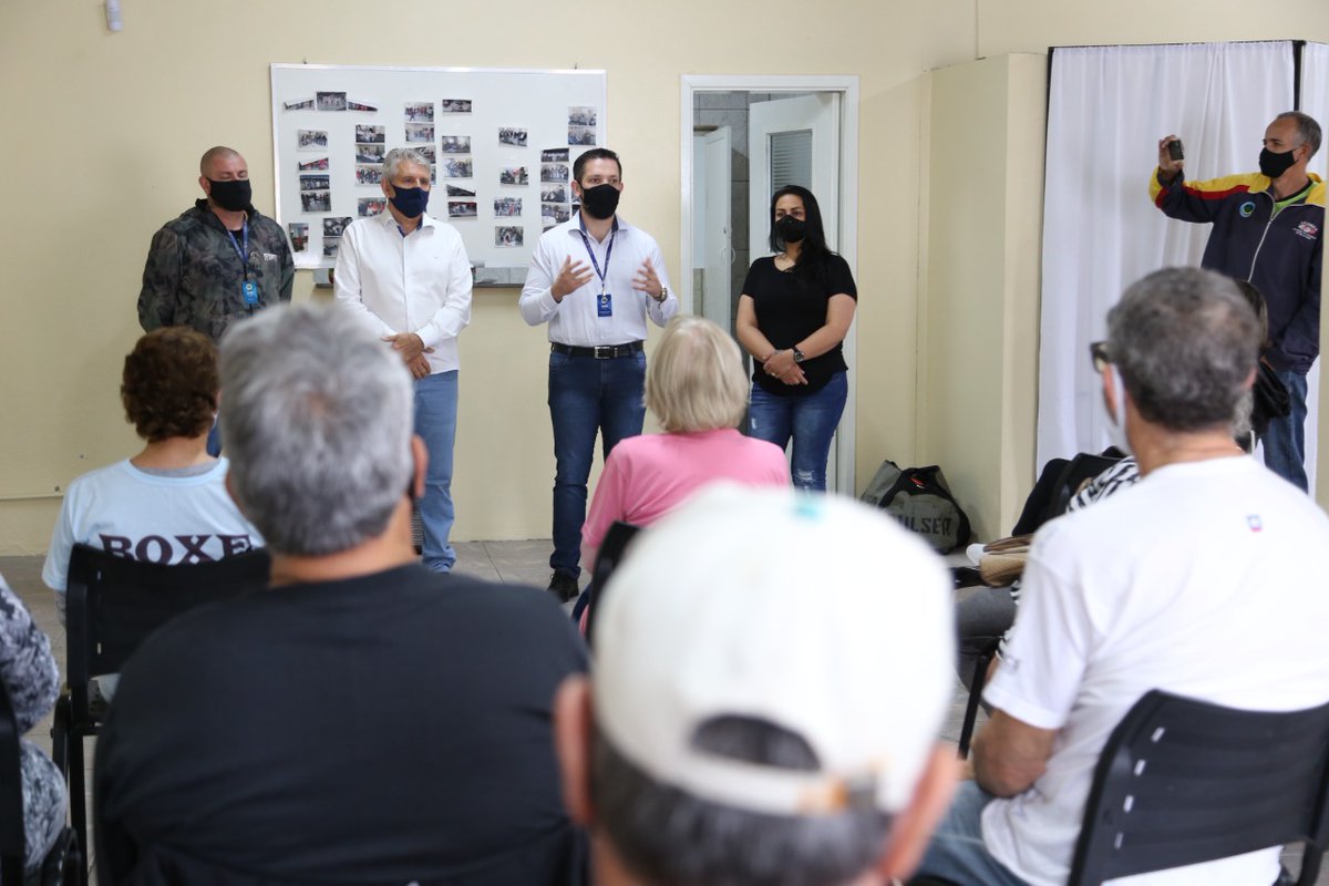 leo_pascoal's tweet photo. Nesta Dia Internacional do Idoso, estive com o vice-prefeito Jaime no Centro do Idoso, que inauguramos em nossa gestão. Conversamos com esta turma animada e pra lá de especial, que estava se preparando para a aula de boxe. #PraFrenteEsteio https://t.co/3HaeFheHCS