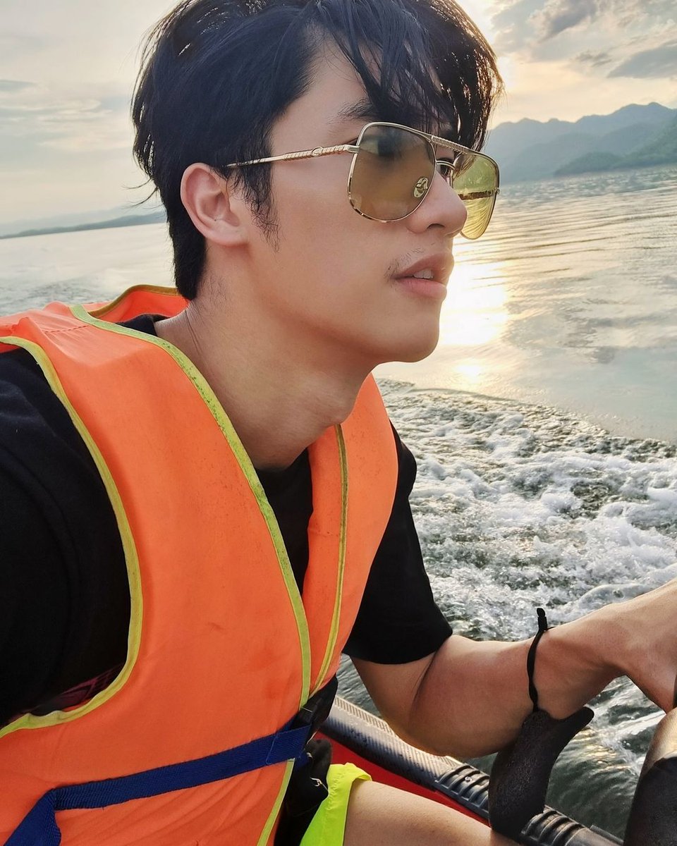 hourly tay tawan tweet media