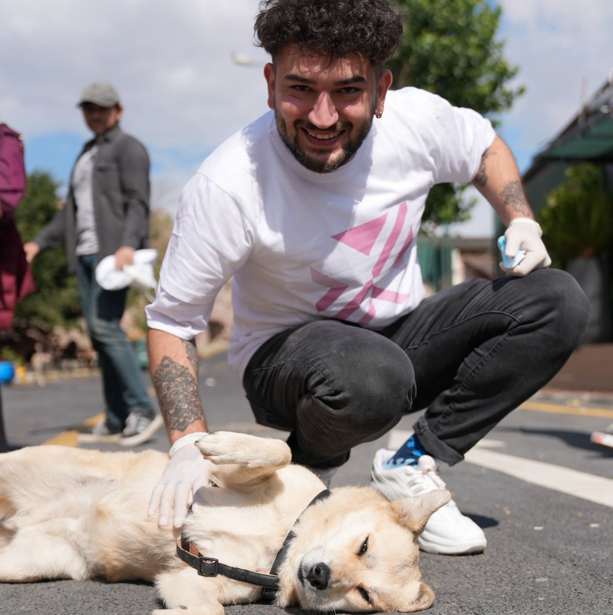 #FoundationDay'de iyilik için buluştuk! 💙 Yedikule Hayvan Barınağı'na yaptığımız ziyarette sevgili dostlarımıza bolca sarıldık, bolca öptük. Tabi mama kaplarını doldurmayı da unutmadık. 🐱🐶 #WeAreVMLYR
