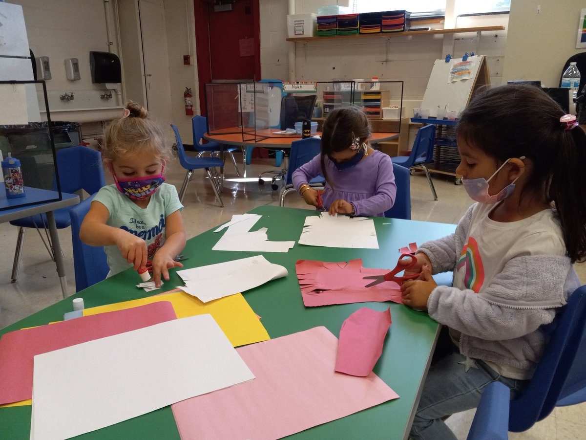 Mrs_Garofalo's tweet photo. Working on our scissor skills this morning at choice time. https://t.co/QZVhCno6Qf