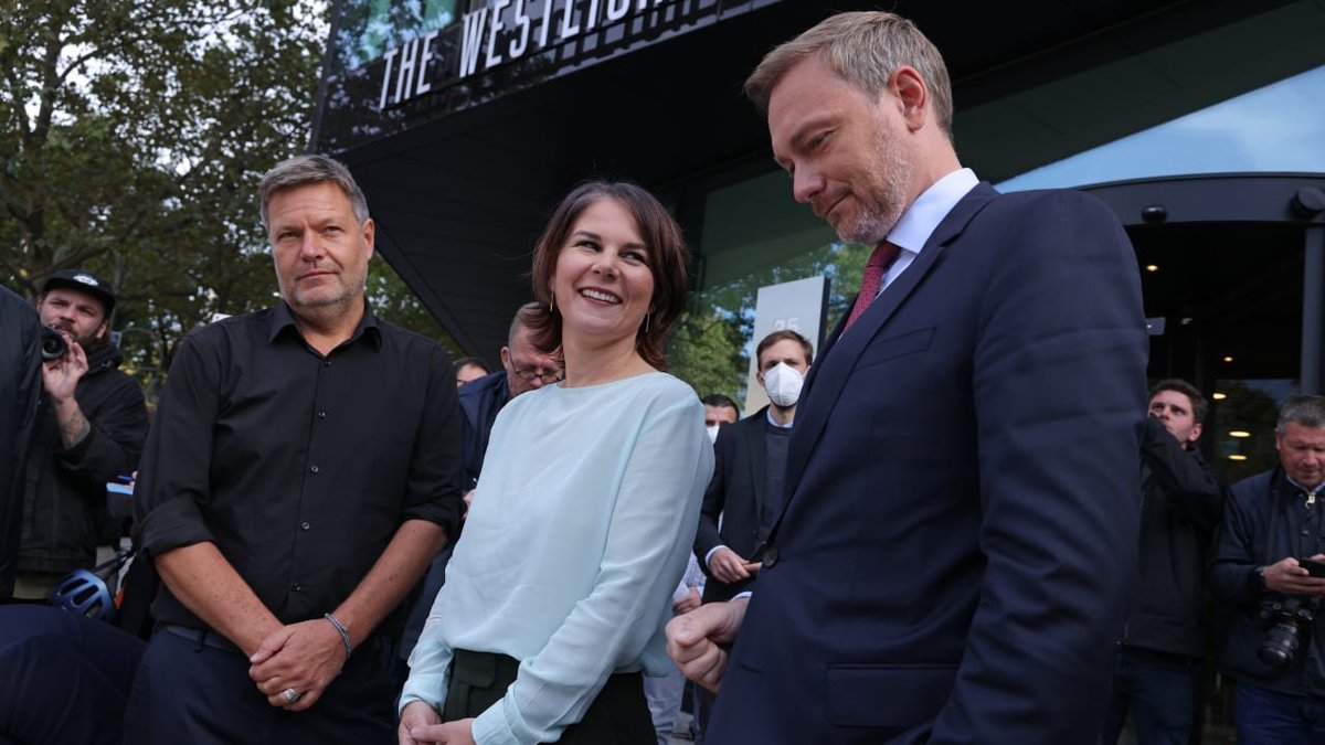 WayneSchlegel_'s tweet photo. Du liebst ihn nur
weil er nen Porsche hat
und nicht wie ich
ein hässliches Lastenrad https://t.co/ZPSbO4H6yo