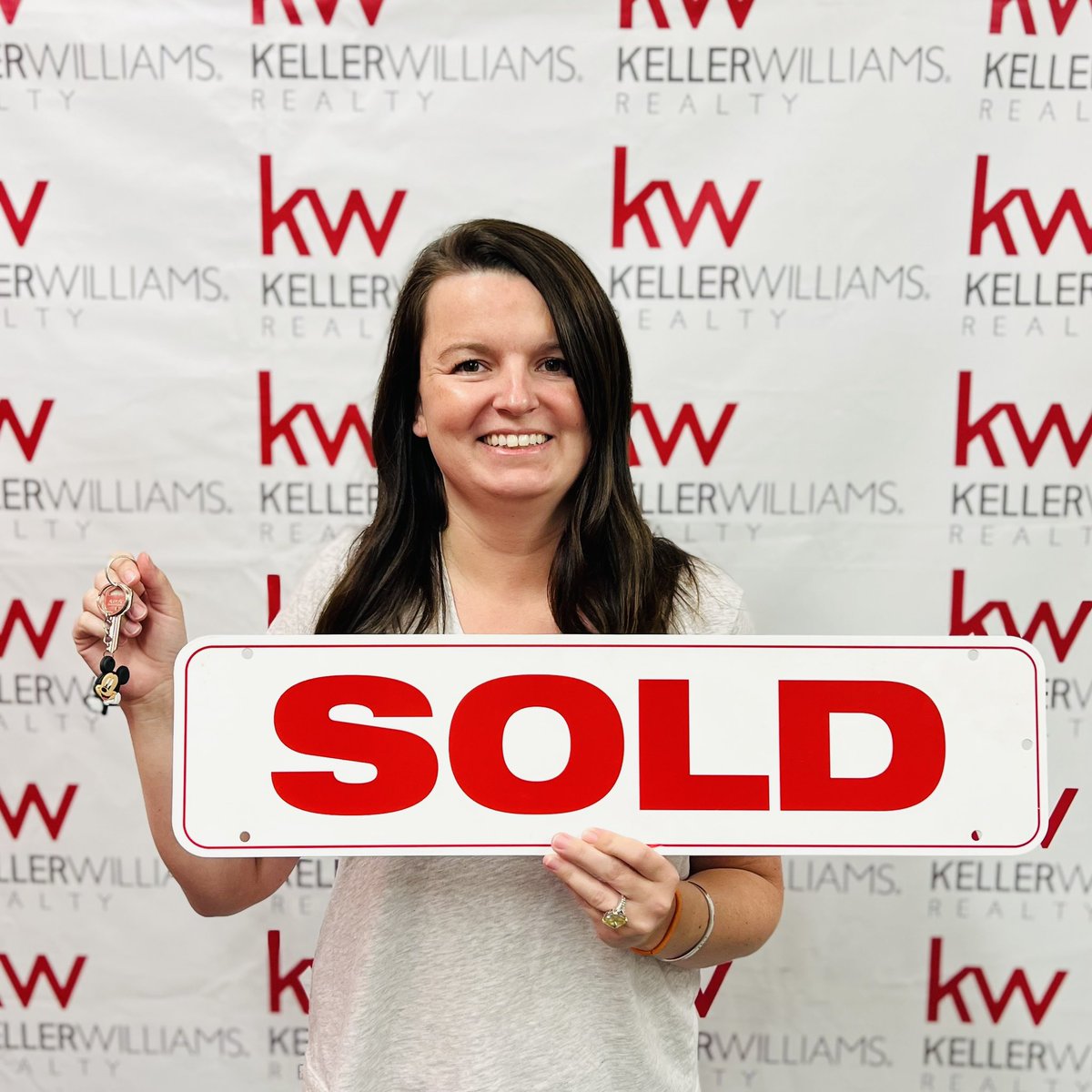 RelianceRET's tweet photo. 🏡🏡🏡🏡🏡 Happy Buyer!🏡🏡🏡🏡🏡

#getitsold #realestate #bestagentsever #truthinrealestate #reliancerealestateteam #rret #entrepreneur #motivation #hardestworkerintheroom #realtor #kellerwilliams #kw #reliancerealestateradio #goodnews #itskeytime #homesweethome https://t.co/QS6DvY6Yzh
