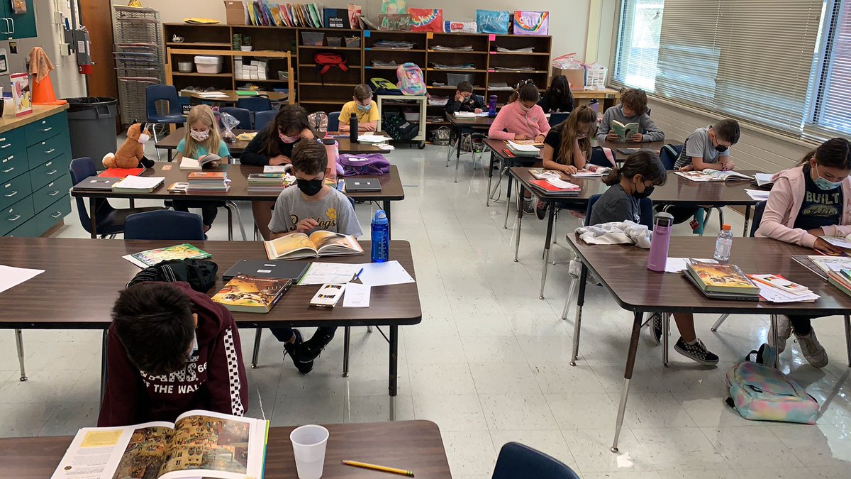 cpallares123's tweet photo. #Read3ReadIn #HEB @NISDHelotes https://t.co/JfBrcG3Wat