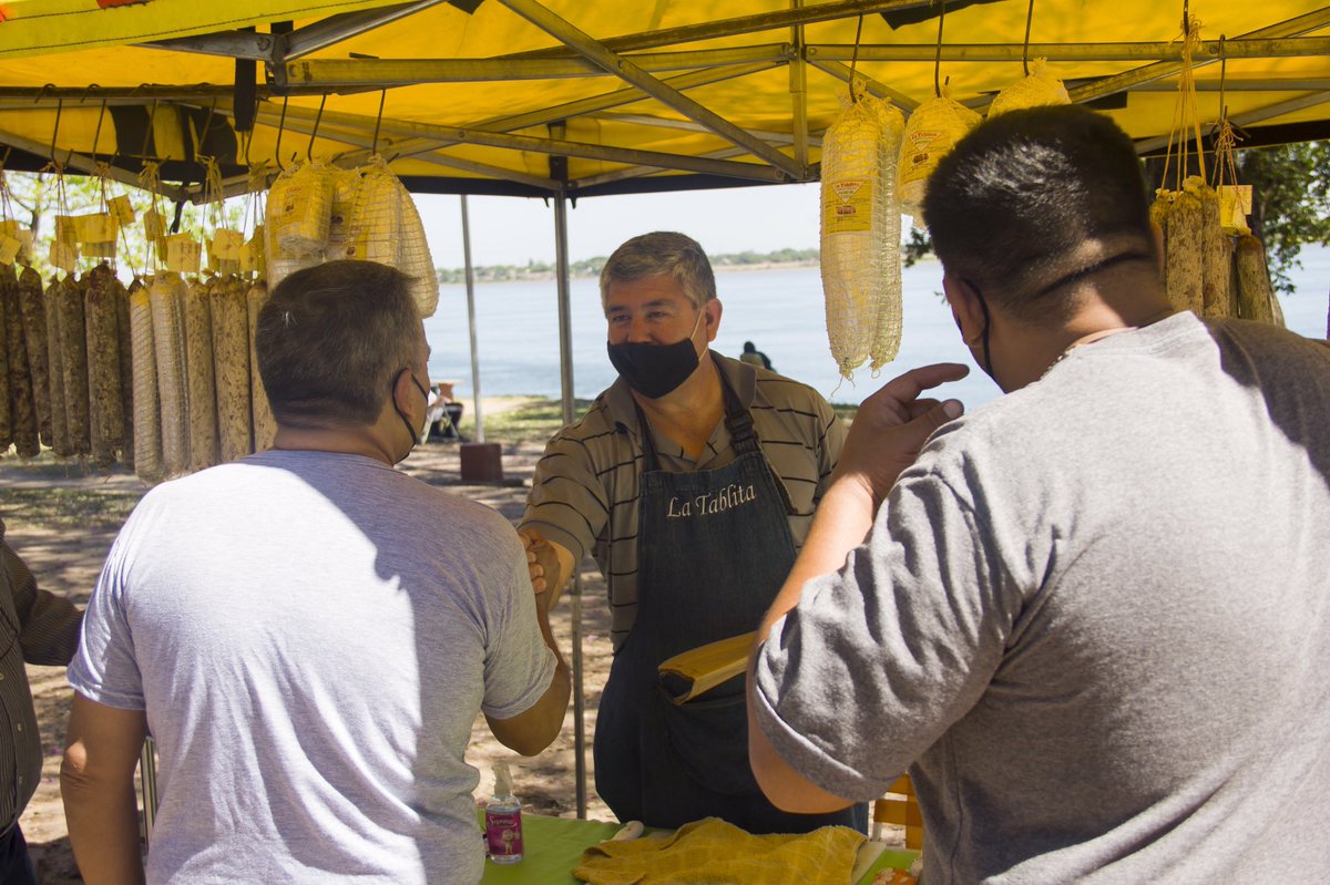 javirodriguezdf's tweet photo. ¡Apoyemos a los #Emprendedores locales! 🙋🏽♂️✊🏽
Fabián Romero, recorre las ferias de la ciudad con su stand de fiambres “La Tablita” 🥓😋 Lo visité y probé sus productos ¡Riquísimos! 🤤 Te invito a #ComprarLocal y ayudar a los pequeños negocios de Corrientes. 😌❤️ https://t.co/VH4LKTd5M8