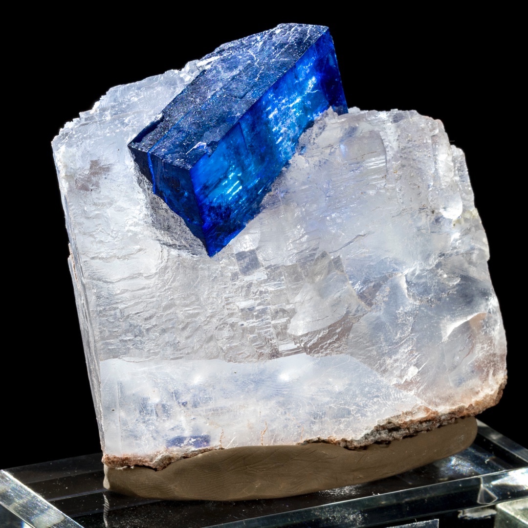 blue halite specimens from New Mexico

The blue is not chemical - it’s just a result of radiation on regular old table salt. 

Photo: Greenstone Fine Mineralia

#minerals
