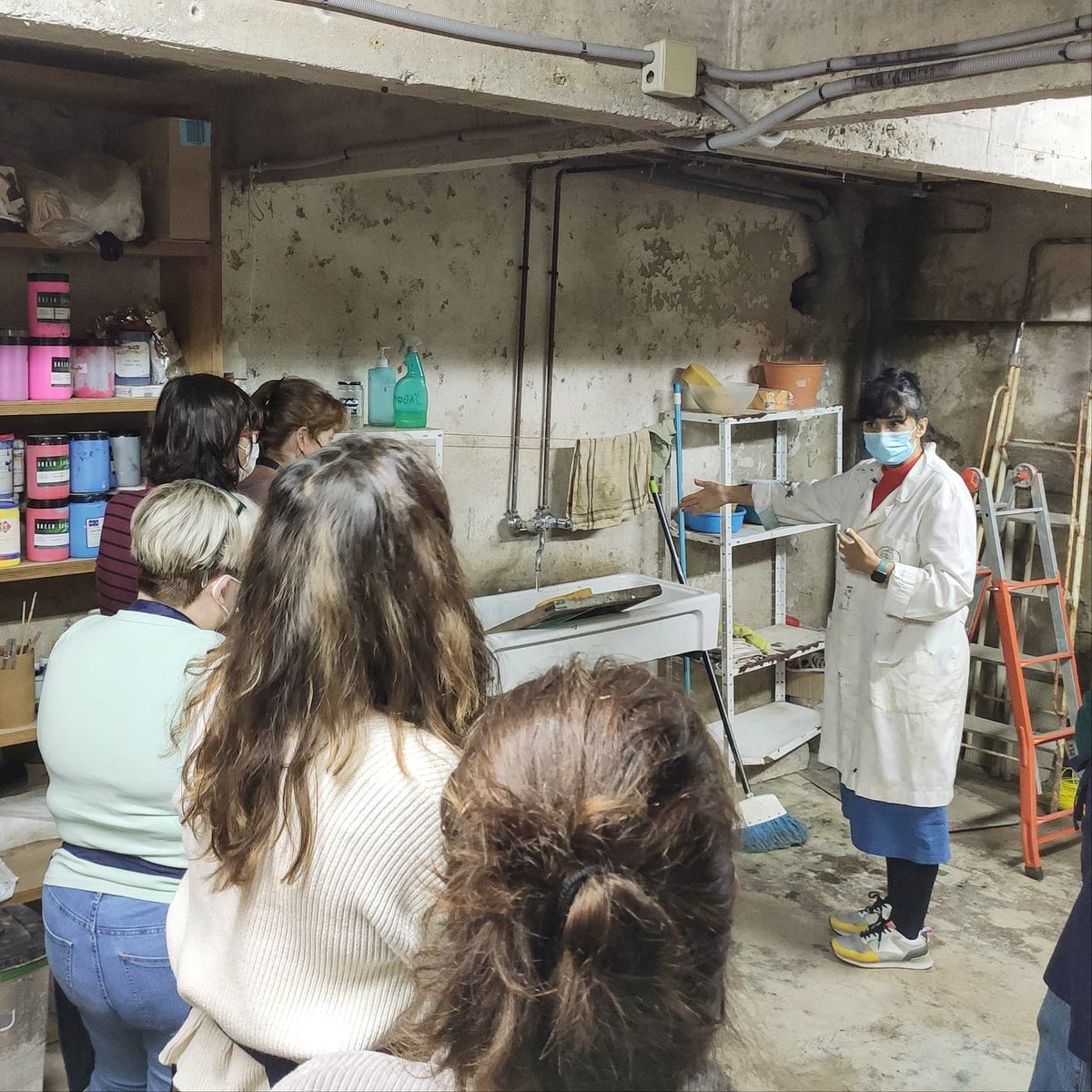 TBKmedialab's tweet photo. El miércoles nos tocaba salir de excursión. Fuimos a @Undermount_, en Igeldo, e hicimos allí un cursillo de #serigrafía, dentro de nuestro habitual espacio #atlas. Gracias a todas las participantes y a la estupenda gente de #undermount. ¡Estuvo genial! https://t.co/PumzRSdDWA
