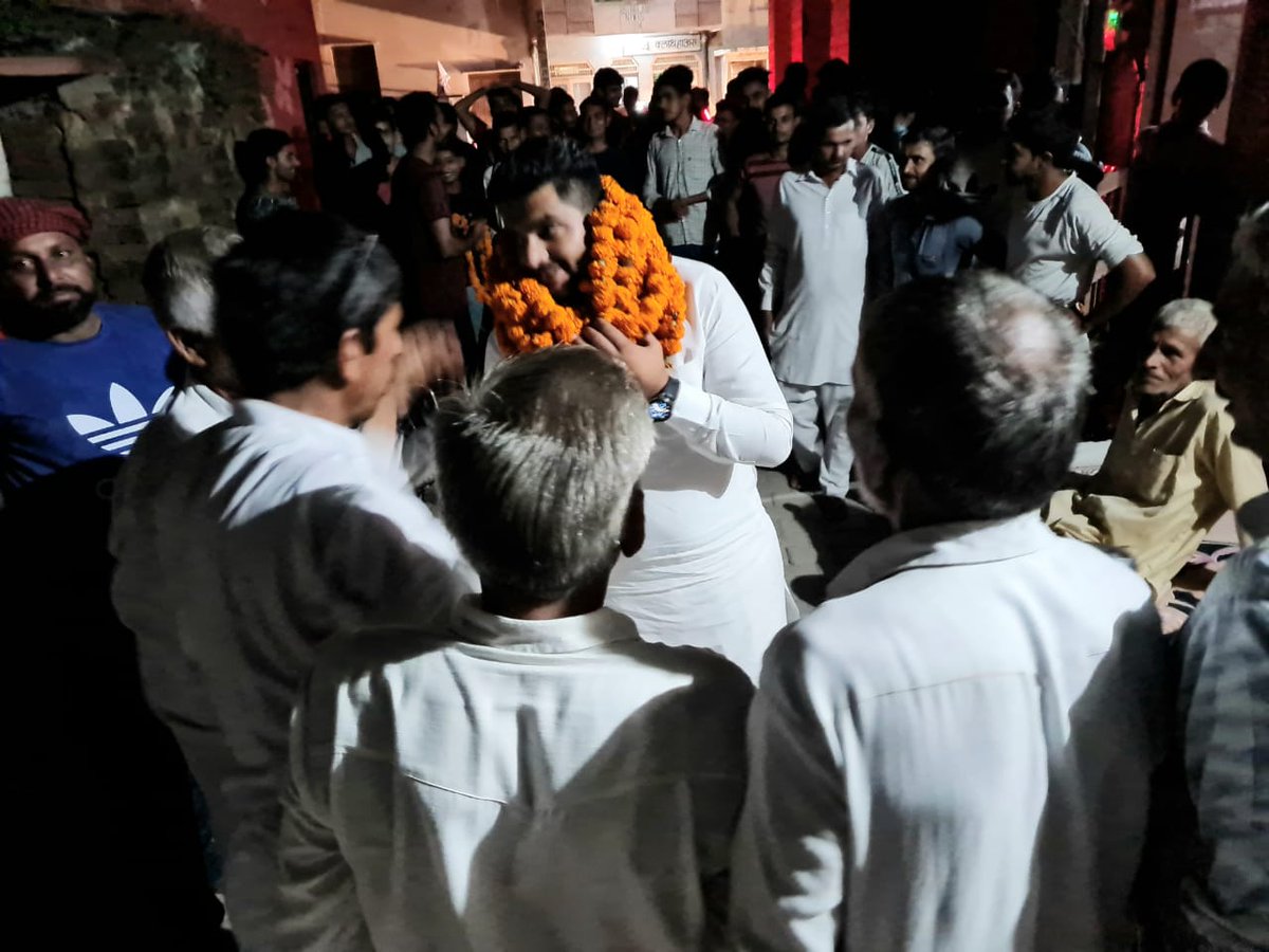 PardeepPoonia77's tweet photo. नारनौंद विधानसभा के गांव राखी शाहपुर में बुजर्गों से आशीर्वाद लेते भाई जस्सी पेटवाड़ । 
सभी नोजवान साथियों के बीच जस्सी पेटवाड़ ने बदली हुई परिस्थितियों व सुख दुख को सांझा किया @DeependerSHooda @Geetabhukkal @BhupinderSHooda @YPetwar @Jassipetwar_inc https://t.co/RUJBTcceMj