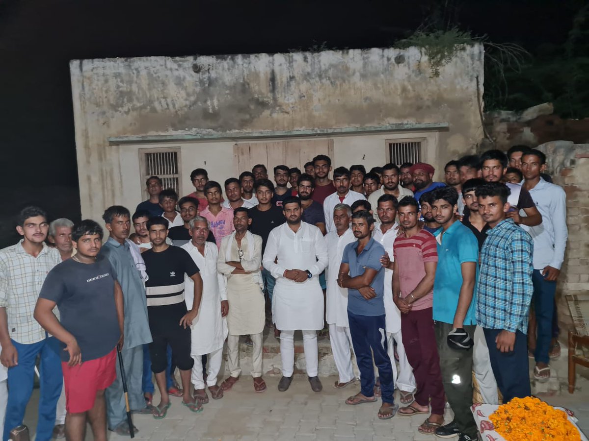 PardeepPoonia77's tweet photo. नारनौंद विधानसभा के गांव राखी शाहपुर में बुजर्गों से आशीर्वाद लेते भाई जस्सी पेटवाड़ । 
सभी नोजवान साथियों के बीच जस्सी पेटवाड़ ने बदली हुई परिस्थितियों व सुख दुख को सांझा किया @DeependerSHooda @Jassipetwar_inc @BhupinderSHooda @officialkarnal @KrishnaPooniaIN https://t.co/nzlZPjWqWk