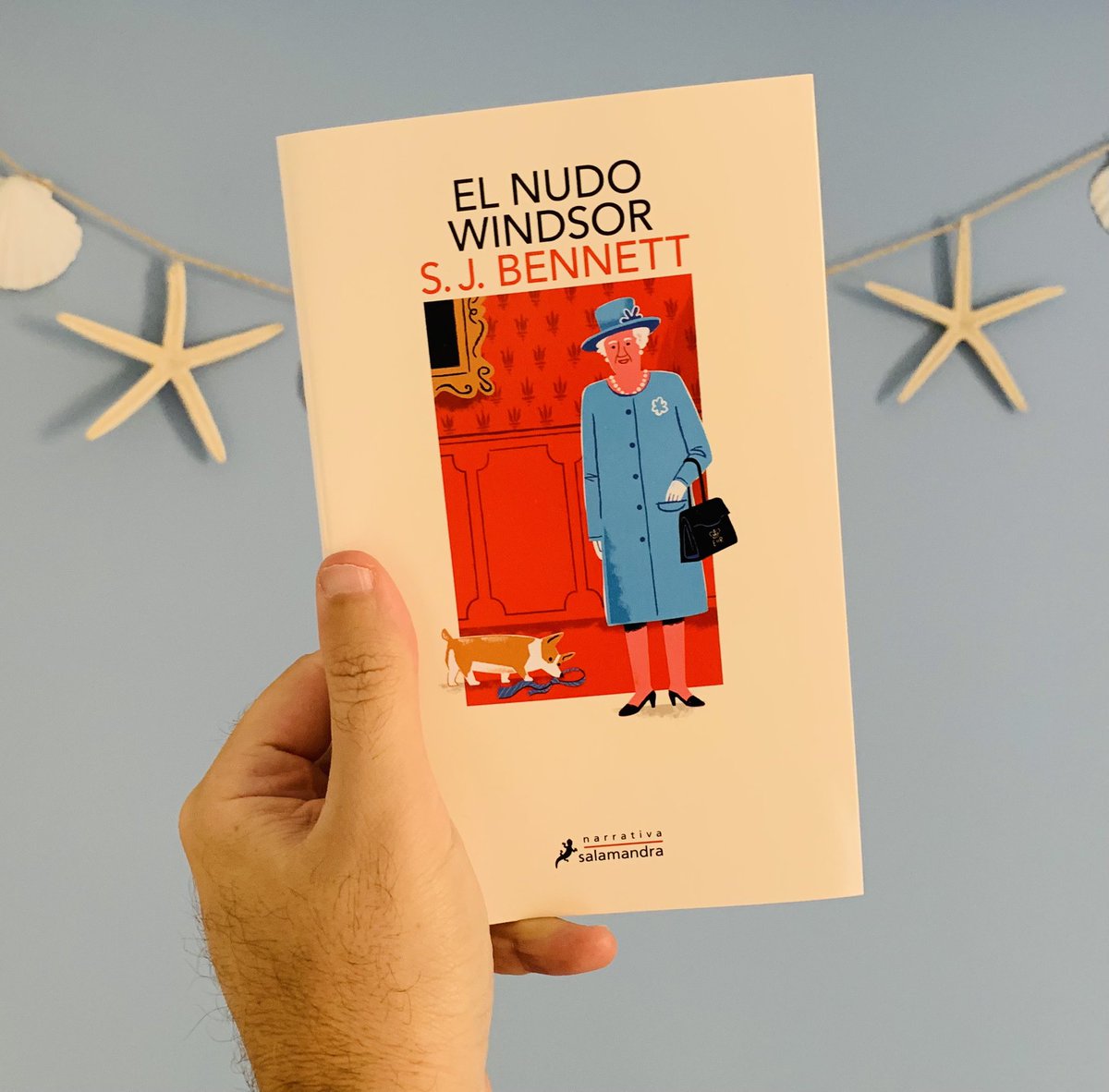 Juan_Naranjo_'s tweet photo. 277. #ElNudoWindsor es una novela de #SJBennett editada en España en 2021 por @SalamandraEd con traducción de #PatriciaAntónDeVez. Es una novela de misterio en el que Isabel II se implica en la investigación de una muerte en una fiesta en su palacio.
⭐️⭐️⭐️⭐️ https://t.co/TpC7rJJgB4