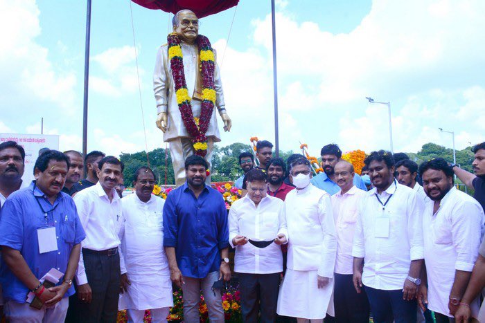 alluarjun's tweet photo. Its our pleasure to have Chiranjeevi garu unveil the statue of #AlluRamalingaiah garu in Rajahmundry. It was heart touching to hear the fond words he shared about my late grandfather. Me and the allu family whole heartedly thank him for this wonderful gesture. @KChiruTweets https://t.co/9IWU0ajiwc