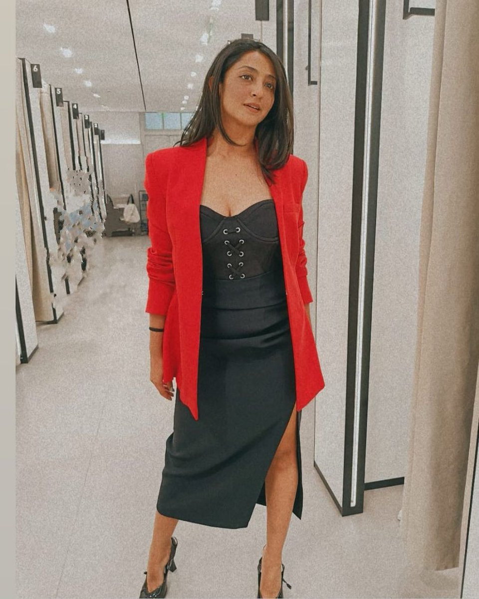 NHeroines's tweet photo. Simple and Stylish #Aindritaray All New Stylish Outfit Pic's. @aindrita_ray #Heroine #Manasare #Paramathma #KannadaHeroine #KannadaCinema #TakeOneCinemazz #NammaHeroines https://t.co/YmGIageb11
