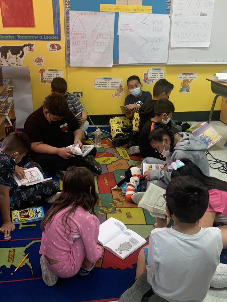library_kes's tweet photo. Students @SSAISDKindredES joined other students from across Texas by participating in the @HebRead3 program today! #read3 #readingisfun #HEB #Read3ReadIn https://t.co/XcD8la8JmK
