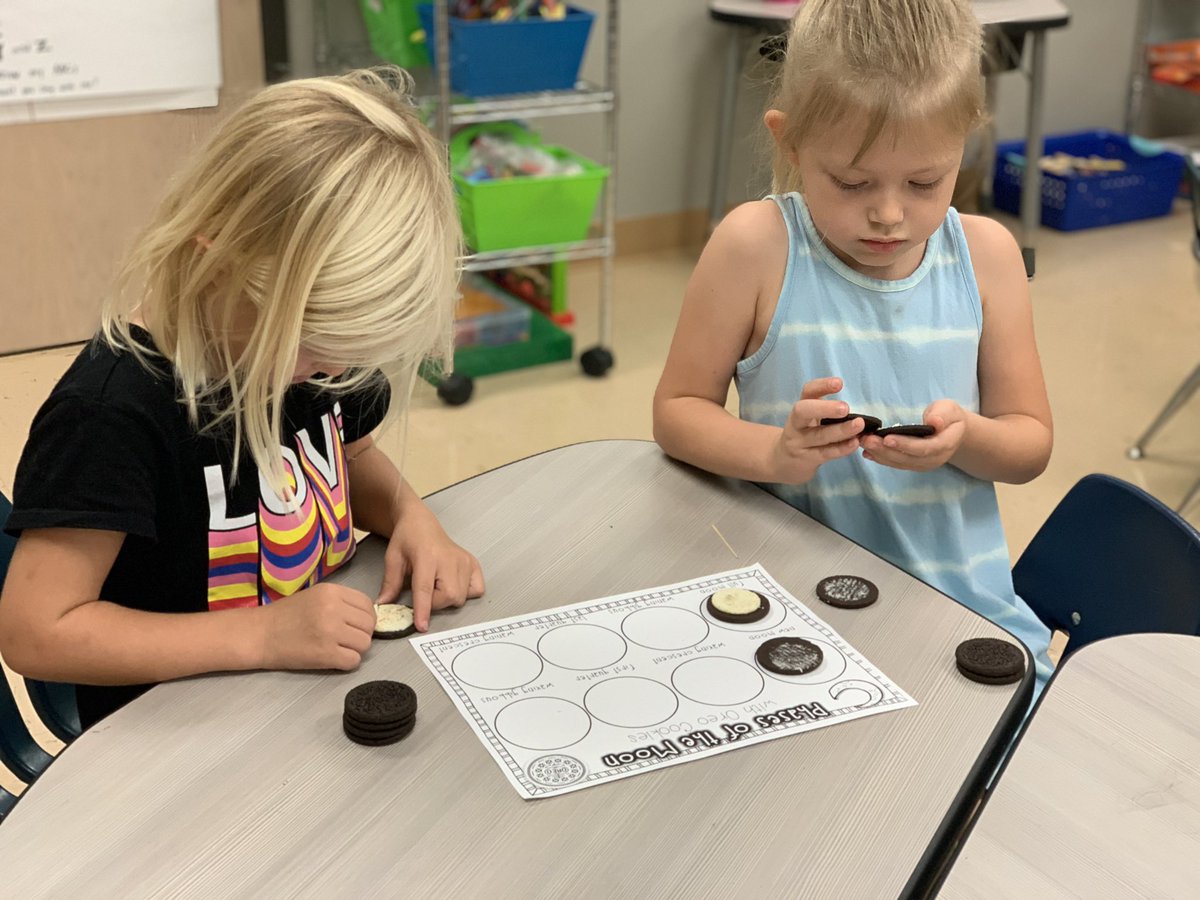 douglass_class's tweet photo. Learning about the phases of the moon with….Oreos!
The moon can look different – sometimes it’s fully round, it’s just a sliver, or often it’s somewhere in between. Students scraped the frosting off of Oreo halves to depict the different phases of the moon.
#STEAMatStribling https://t.co/ZnGWrIsVc3