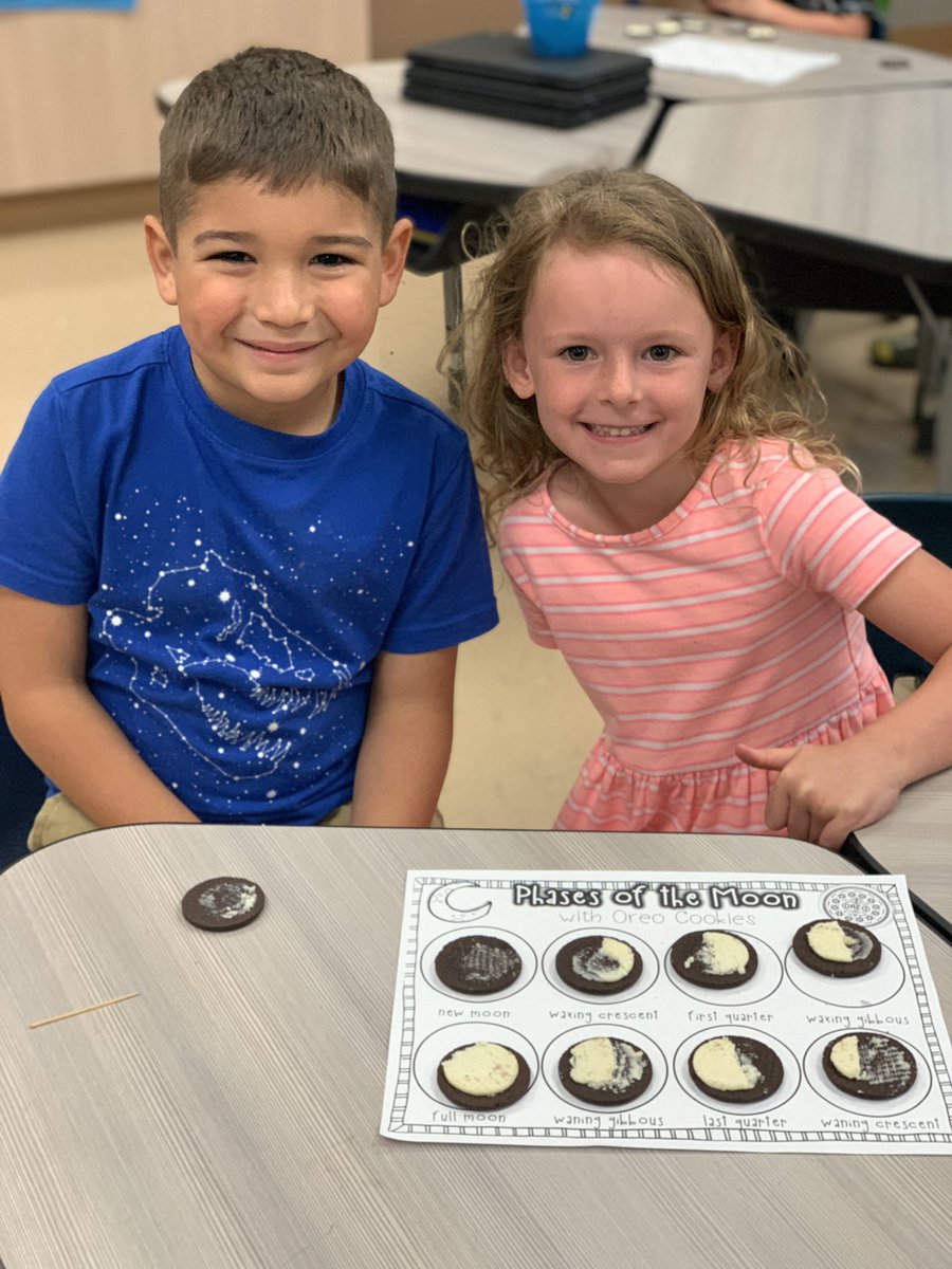 douglass_class's tweet photo. Learning about the phases of the moon with….Oreos!
The moon can look different – sometimes it’s fully round, it’s just a sliver, or often it’s somewhere in between. Students scraped the frosting off of Oreo halves to depict the different phases of the moon.
#STEAMatStribling https://t.co/ZnGWrIsVc3
