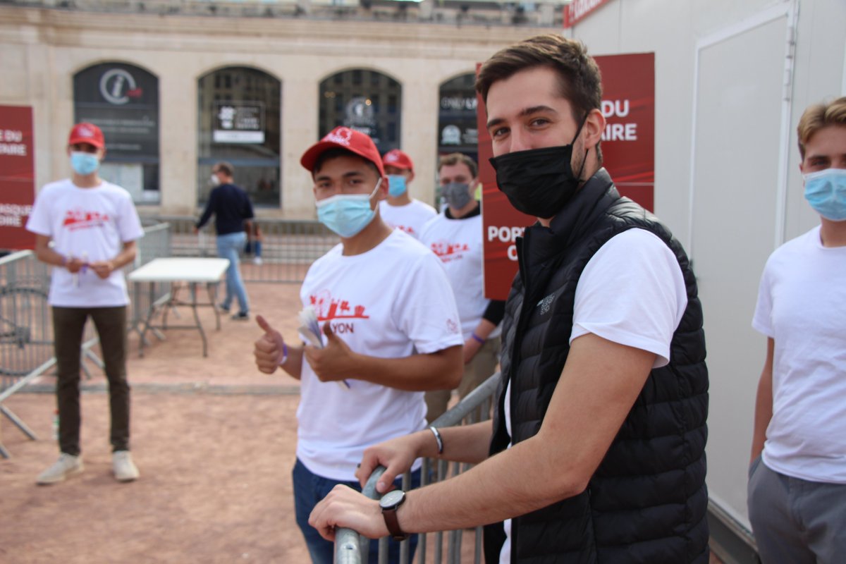 Nos AMOSciens en EP place Bellecour à Lyon pour la préparation de la mythique course RUN IN LYON qui se déroulera ce week-end ! Au programme : Vérification du pass sanitaire, dotation des bracelets, préparation de dossard, accueil et renseignements des visiteurs sur le village  !