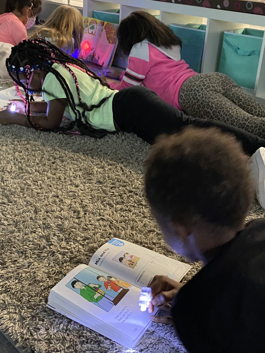 It’s a perfect day for finger flashlight reading. #Read3ReadIn #HEB <a href="/FoxKISD/">Fox Elementary</a> #LikeaFox <a href="/KleinISD/">Klein ISD</a>