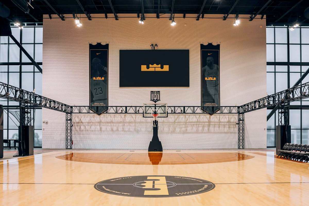 Nike has unveiled the new LeBron James Innovation Center at its Oregon HQ 🏢

➖ 84,000 sq ft Nike Sport Research Lab
➖ 906 rooftop solar panels
➖ World's largest motion-capture system
➖ Full-size basketball court, turf pitch, 200m track, 500ft incline training ramp