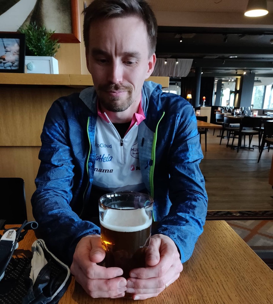 Viimeiset kiusaukset, lähteäkö vai jäädä?

Puolen tunnin päästä rikkoutuu jälleen yksi "never again" -lupaus, kun @pekkaneneetu strattaa Vaarojen Maratonin 130km:lle. Mieli nöyrä, meininki hyvä 👍

#vaarojenmaraton 
#ultrajuoksu
#polkujuoksu 
#junttilife instagr.am/p/CUfVA1fNaRl/