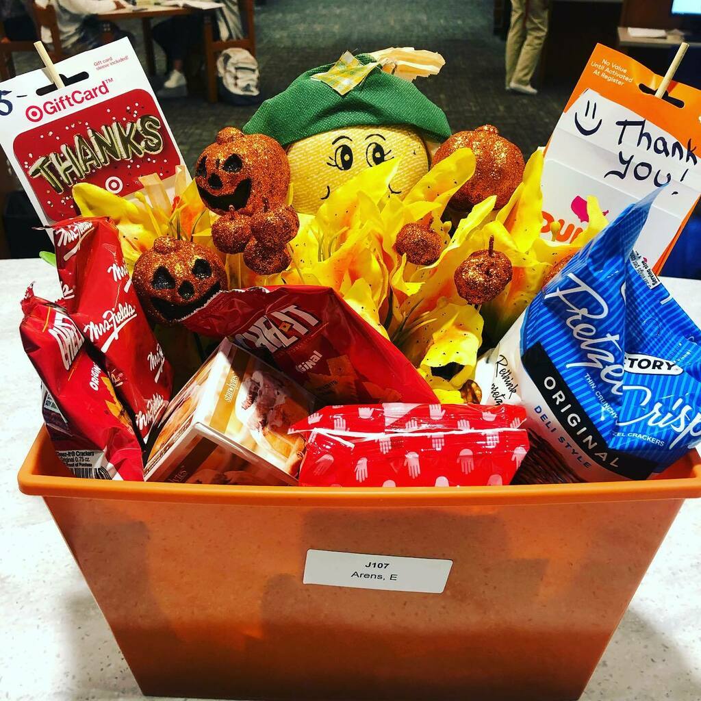 lcsclibraries's tweet photo. Members of the community donated and assembled these baskets as a thank you to staff who were here supporting students during the lockdown.  #tpwk https://t.co/cFapslGvCv https://t.co/qzJ2dLxfQz