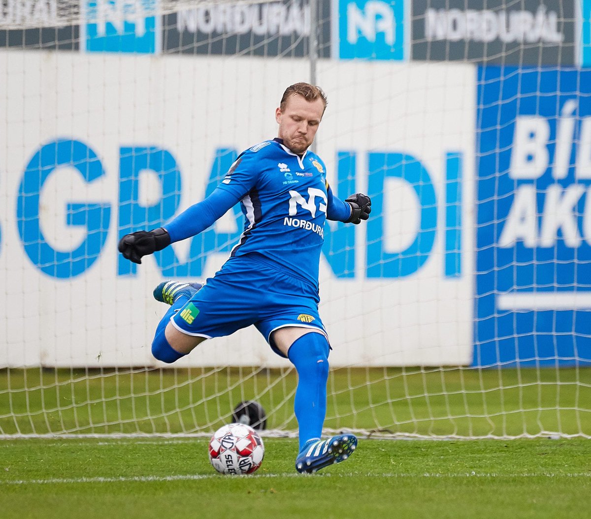 Við erum allir gulir
Og gefumst aldrei upp
Með Óttar sem Captain
Við vinnum þennan leik
Sindri er okkar Hetja
Og Viktor skorar mörk
Og enginn sparkar lengra
En Árni f**** Snær!
Allez Allez Allez X2

@haukurhjalmars