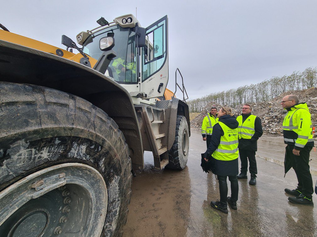 Morten Bødskov (@mfmorten) on Twitter photo Grøn omstilling - også i mudder og regn 😎
Vi skal genbruge langt mere!
Besøgte i dag <a href="/NordicRgs/">RGS Nordic</a> sammen med <a href="/SophieHAndersen/">Sophie Hæstorp</a> Imponerende arbejde for at København kan blive bedre til at genanvende byggeaffald. #dkpol #dkgreen♻️ Grøn omstilling - også i mudder og regn 😎
Vi skal genbruge langt mere!
Besøgte i dag <a href="/NordicRgs/">RGS Nordic</a> sammen med <a href="/SophieHAndersen/">Sophie Hæstorp</a> Imponerende arbejde for at København kan blive bedre til at genanvende byggeaffald. #dkpol #dkgreen♻️
