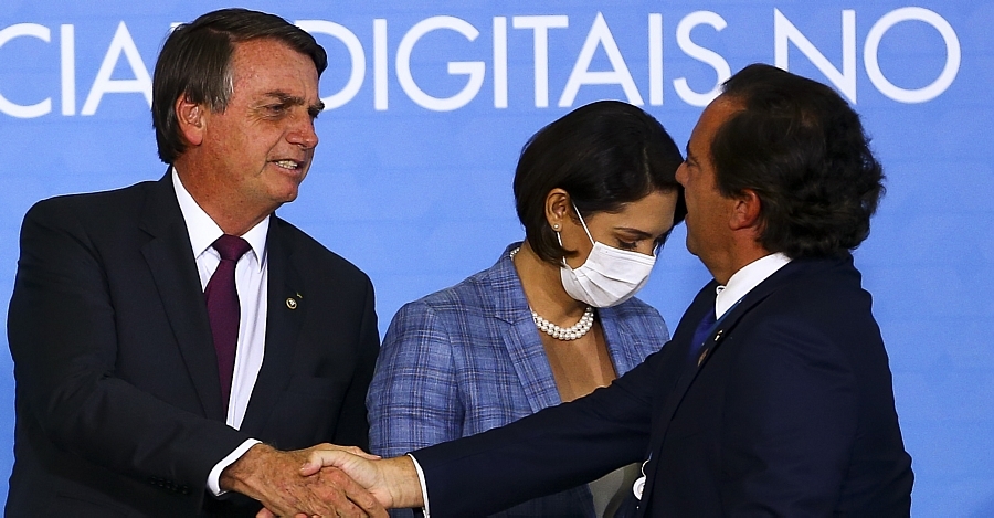 Estadao's tweet photo. Michelle Bolsonaro agiu para beneficiar amigos em empréstimos da Caixa, diz revista https://t.co/t7cvFFz7Uj -via @EstadaoPolitica https://t.co/Ucgs1S8spG