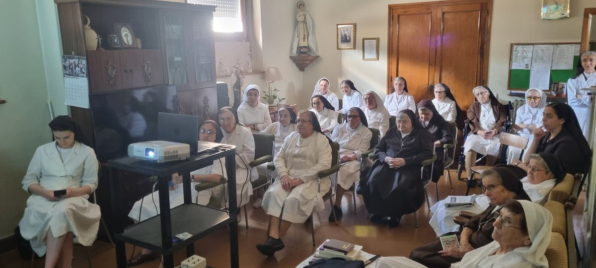 susanagalamo's tweet photo. En la fiesta de Sta Teresita,las HH Carmelitas de S José,nos unimos para dar gracias con canciones y oraciones de M Rosa Ojeda para preparar el 150 aniversario de su nacimiento#SantaTeresita #carmelitasdesanjose #rosaojeda #vidaconsagrada#vidareligiosa #vocacionconsagradas #jesed https://t.co/dfp7xVy74t