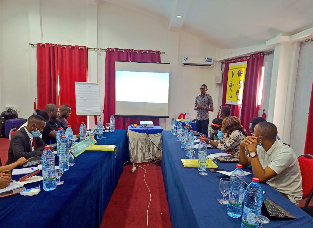 DefyhatenowWCA's tweet photo. #Tech4Peaceπ±π»
Participants are taught how 2 use #HyracBox 2 access files during #peacebuilding activities such as community projects or outreach programmes in remote areas that have no internet connection.
The session is facilitates by @dan_kingori Tech Lead, #defyhatenow Kenya https://t.co/nN82xwuVgh