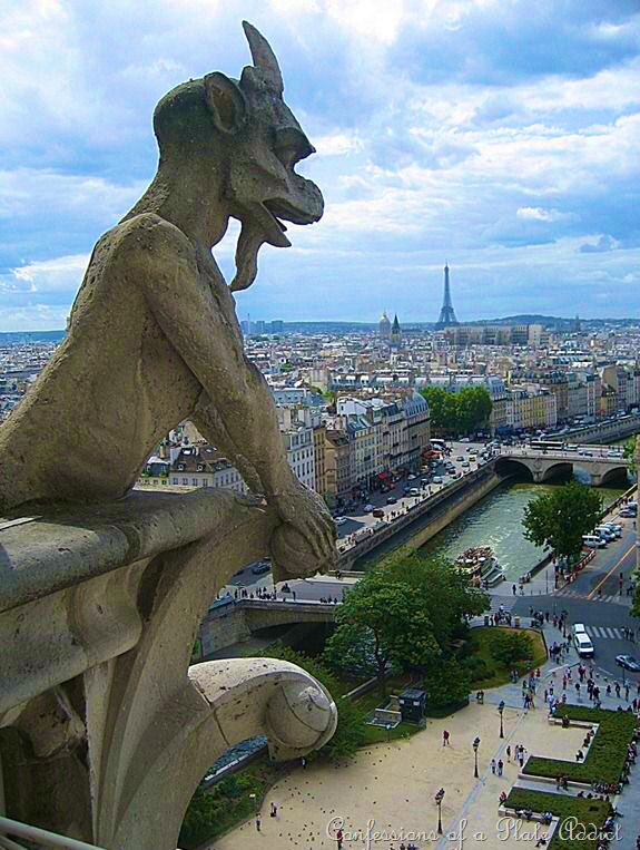 Gargouille o “Grande Goule” (grande bocca)sembra che fosse il nome di un drago che nel 600 d.C. fu ucciso dal vescovo di Rouen,che ne espose la testa sulla facciata della cattedrale della città. Da qui deriverebbe la tradizione di queste sculture #CulturaFrancese #SalaLettura