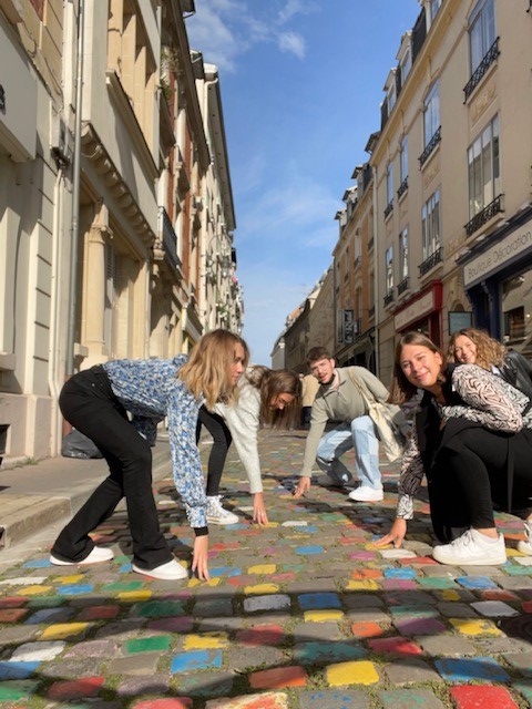 MS_Reims's tweet image. Qui dit journée de rentrée pour nos étudiants en formation initiale dit aussi rencontre avec ses nouveaux camarades ! C'était donc l'occasion d'une mission "défis photos" à travers la ville de Reims. Premier défi : Twister géant dans la rue emblématique du Tambour👍