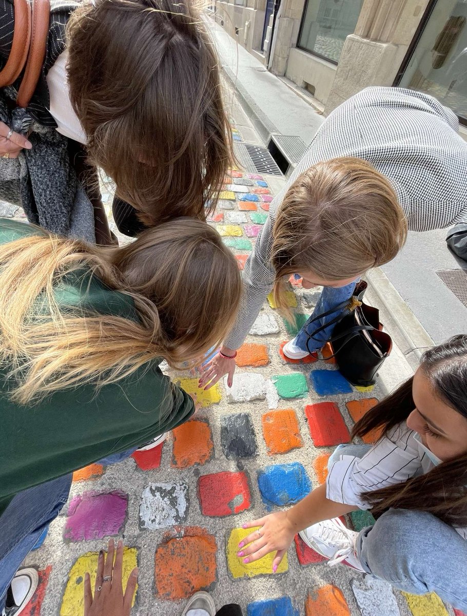 MS_Reims's tweet image. Qui dit journée de rentrée pour nos étudiants en formation initiale dit aussi rencontre avec ses nouveaux camarades ! C'était donc l'occasion d'une mission "défis photos" à travers la ville de Reims. Premier défi : Twister géant dans la rue emblématique du Tambour👍