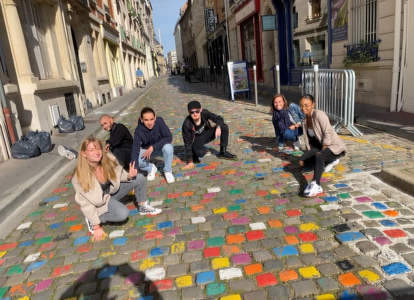 MS_Reims's tweet image. Qui dit journée de rentrée pour nos étudiants en formation initiale dit aussi rencontre avec ses nouveaux camarades ! C'était donc l'occasion d'une mission "défis photos" à travers la ville de Reims. Premier défi : Twister géant dans la rue emblématique du Tambour👍