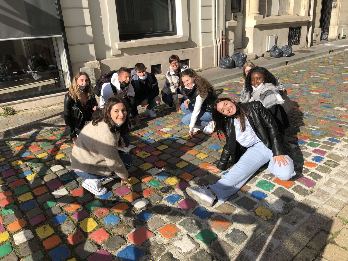 MS_Reims's tweet image. Qui dit journée de rentrée pour nos étudiants en formation initiale dit aussi rencontre avec ses nouveaux camarades ! C'était donc l'occasion d'une mission "défis photos" à travers la ville de Reims. Premier défi : Twister géant dans la rue emblématique du Tambour👍